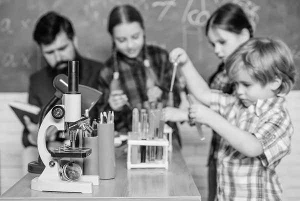 De volta à escola. Conceito educacional. crianças cientistas fazendo experimentos em laboratório. Alunos da aula de química. Laboratório de química da escola. crianças felizes professor. Crianças inteligentes da escola — Fotografia de Stock