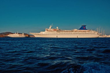 Patmos, Yunanistan - 19 Nisan 2010: yolcu gemileri mavi denizde. Yolcu gemilerine veya gömlekleri güneşli gökyüzü üzerinde. Zevk yolculuk için seyir. Lüks tatil. Yaz tatil ve seyahat. Seyahat ve yolculuk tutkusu