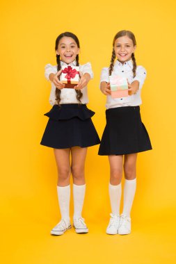 Sınıf arkadaşları düzenli öğrenciler hediye kutuları açın. Yetenekli çocuklar için eğitim programı. En iyi öğrenciler ödülü. Tatil kutlaması. Hediyeleri paylaşmak. Mükemmel öğrencileri ödüllendirmek. Kızlar hediyeler sarı arka plan açılış