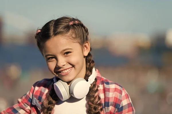 Per godersi il suono della musica. Amante appassionato di musica con auricolare wireless sul collo. Bambino che usa la tecnologia per ascoltare musica. Ragazzina con cuffie stereo. Educazione musicale — Foto Stock