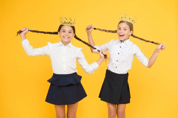 Toekenning en respect. Schattige prinses. Motivationele onderscheiding voor schoolkinderen. Meisjes kinderen Imaging luxe levensstijl. Prijs kroning. Briljante leerlingen. Schoolmeisjes dragen gouden kronen symbool van respect — Stockfoto