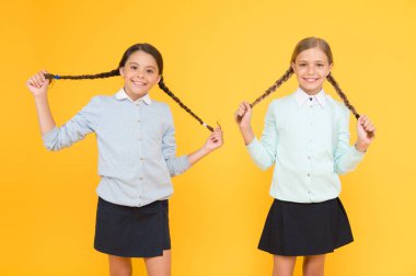 Dostane bir ilişki. Arkadaşlık hedefleri. Sevimli okul kız sınıf arkadaşları. İlk okul günü. Kardeşlik ve dostluk. Neşeli ruh hali kavramı. Okul arkadaşlığı. Destek ve dostluk. Problem ilişkileri