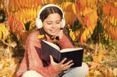 Sonbahar benim hikayem. Küçük çocuk ebook kulaklık dinlemek. Küçük çocuk öğrenme Sonbahar Park tadını çıkarın. Bu kadar benim için önemli olan eBook tutar