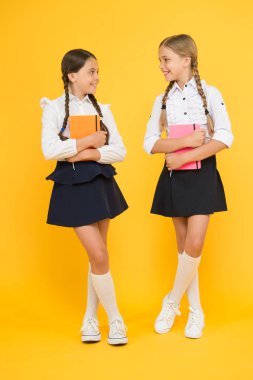 Kız konsepti için günlük. Okula dönüyorum. Kitapçıda ya da kütüphanede sınıf arkadaşları. Kitaplı küçük kızlar. Edebiyat dersi. Çocuk edebiyatı. Okuma ve yazma. Mutlu kızlar ders kitaplarıyla çalışır.