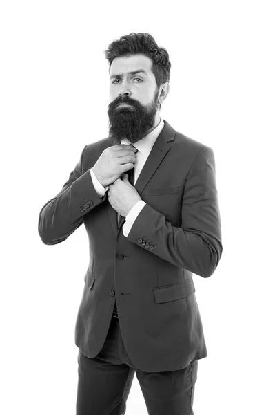 Ambicioso y guapo. Ambicioso jefe brutal aislado en blanco. la vida de oficina. hipster con barba tiene su propio negocio. éxito empresarial moderno. hombre de negocios barbudo en traje formal. sentirse ambicioso — Foto de Stock