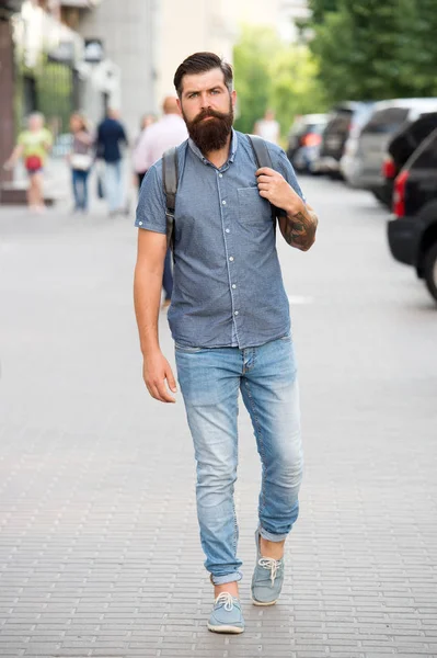 La aventura está ahí fuera. Hipster maduro con barba. Hombre barbudo. Un hombre confiado y brutal camina por la calle. Cuidado de peluquero masculino. brutal hipster caucásico con bigote. concepto de aventura. estilo urbano — Foto de Stock