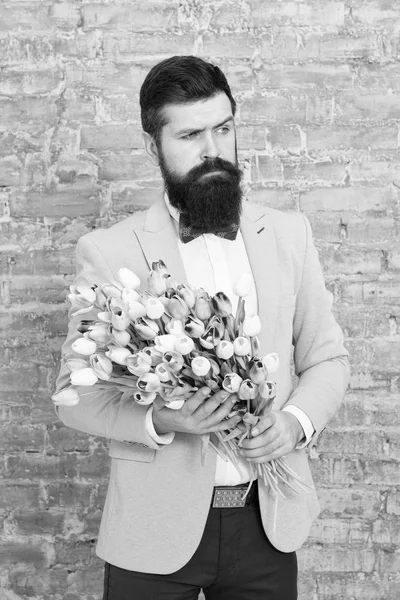 With your thoughts in hand. Love date. international holiday. Flower for March 8. Womens day is on march 8. Bearded man with tulip bouquet. Spring gift for march 8. Bearded man with flowers. March 8 — Stock Photo, Image