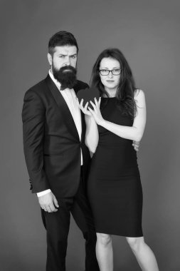 kırmızı sevgililer kalbi ile resmi çift. Kalbimi al. İki kalpli bir kalp. seksi kadın ve sakallı olgun adam. aşık çift. resmi çift. Aşk ilişkisi. aşk konusunda uzman. resmi moda uzmanı