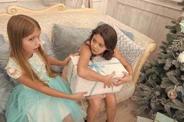 Yeni Yılınız Kutlu Olsun. Onun benim için. Kış. Noel ağacı ve hediyeler. Xmas online alışveriş. Aile tatili. Xmas önce sabah. üzgün küçük kız. Çocuk keyfini çıkarın tatil