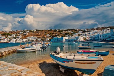 Mykonos, Yunanistan deniz plajında hızlı tekneler. Beyaz evler dağ manzarası ile deniz köy. Yaz tatili bir Akdeniz Adası, macera. Yolculuk tutkusu ve kavram seyahat