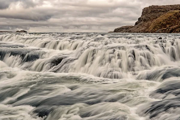 Gullfoss vodopád se nachází v kaňonu řeky jihozápadního Islandu. Rychlý vodopád řeka. Vodní tok proudu. Vodopád přírodní krajina. Turistické cíle koncepce. Oblíbenou turistickou atrakcí vodopád — Stock fotografie