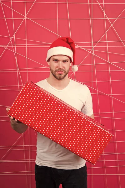 Consegna regali di Natale. La mattina prima di Natale. uomo in cappello di Babbo Natale tenere regalo di Natale. shopping natalizio online. Felice anno nuovo. Buon Babbo Natale. Buon Natale. Ciao. Apriamola. Sei pronto? — Foto Stock