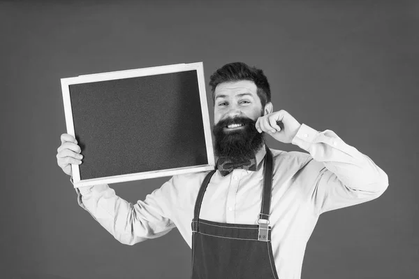 Des prix raisonnables. tableau de menu. barbu hipster cuisinier dans tablier. une excellente cuisine. cuisson par recette. Bienvenue. Publicité restaurant ou café. homme heureux chef avec tableau noir vierge, espace de copie. bon prix — Photo