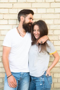Sadece birlikte takılalım. Aşık bir çift. Tuğla duvar arka plan üzerinde sarılma aile çift. Sakallı adam ve seksi kadın sarılma. Şehvetli bir çift. Aile günü. Sevgi dolu insanların dikkatli sarılma