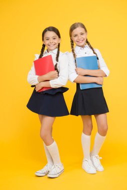 Oyun alanından birkaç gün önce çocuk okulunu getirin ve rahat edin. Okula geri dön. Neşeli okul kızları. Okula başlayan olumlu yönler ilk gün sınıf olumlu beklenti oluşturmak işaret