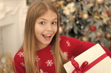 Yeni Yılınız Kutlu Olsun. Kış. Büyük hediye. Noel ağacı ve hediyeler. Xmas online alışveriş. Aile tatili. Xmas önce sabah. Küçük kız. Çocuk keyfini çıkarın tatil