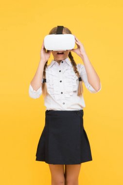 Modern teknolojiler. Küçük çocuk kablosuz sanal gerçeklik gözlüğü takıyor. Mutlu çocuk modern teknoloji kullanıyor. Gelecekteki eğitim. Okula dönüyorum. Dijital gelecek ve yenilik. Sanal gerçeklik. VR kulaklıklı küçük kız.