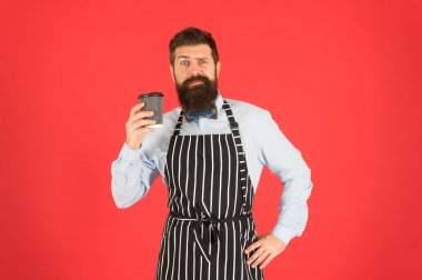 Barista işte. Çeşitli yerel zincirler ve franchise iş götürmek çok yapmak. Kahve var. Barista kahve fincanı veriyor. Barista lezzetli içecek hazırladı. Çay ya da sıcak kakao. Sadece bunu dene.