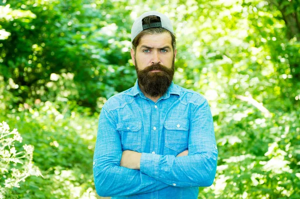 Ritratto di moda dell'uomo. Cura della barba. Un tizio nella foresta. campeggio estivo. Un uomo barbuto serio. hipster maturo con barba. cura del viso maschile. uomo brutale con la barba. Barbiere. stile hispter. barba naturale — Foto Stock