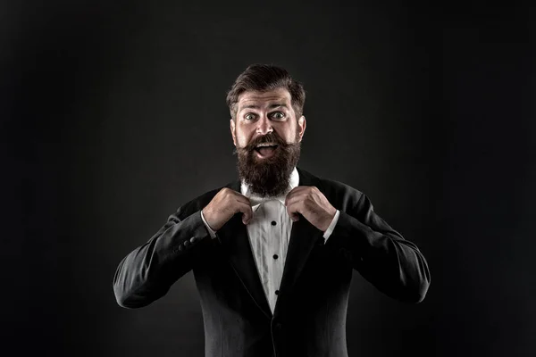 Código de vestuário oficial do evento. Estilo clássico. Roupa clássica. Um noivo perfeito. Homem barbudo com laço. Bem vestido escrupulosamente arrumado. Um smoking de fato formal Hipster. Diferença entre vintage e clássico — Fotografia de Stock