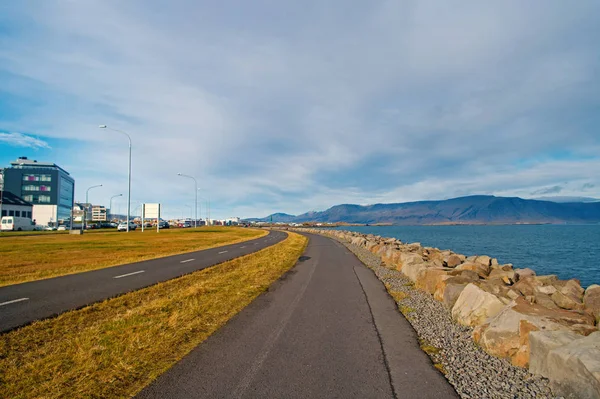 Estrada ou caminho caminho perfeito para ciclismo ou andar de bicicleta. Cultura e infraestrutura de ciclismo. Transporte de bicicleta maneira fácil. Estrada para ciclismo ou andar de bicicleta. Transporte confortável país escandinavo — Fotografia de Stock