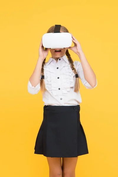Modern technológiák. A kisgyerek vezeték nélküli VR szemüveget visel. A boldog gyerek modern technológiát használ. jövőbeli oktatás. Vissza az iskolába. Digitális jövő és innováció. virtuális valóság. Egy kislány VR headsetben. — Stock Fotó