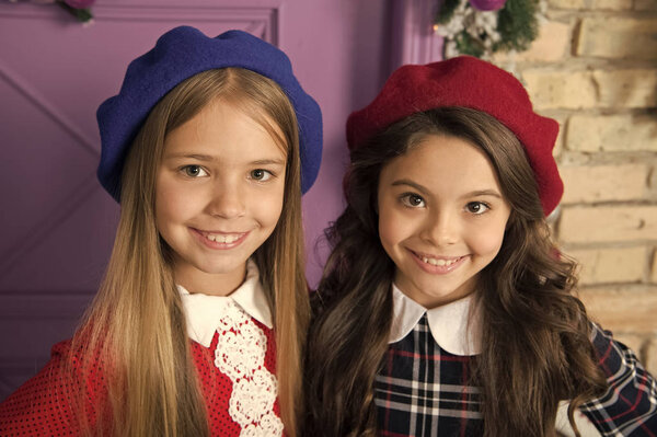 Благородная леди. Девочки французские маленькие дети улыбающиеся лица, позирующие в шляпах. Как носить французский берет. Вдохновение от берета. Как носить береты, как девушки из моды. Модный беретный аксессуар для женщин
