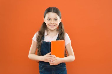 İlk derse hazır. Eylül geldi. Okula geri dön. Çocuk tutma defteri. İlginç bir edebiyat. Gelişim ve eğitim. Çocuk bakımı ve mutlu çocukluk. Okulda okuyorum. Okuldaki ilk gün