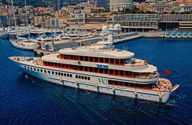 Monte Carlo, Monako - 08 Aralık 2009: yat deniz Harbor. Yat Kulübü ve dağ manzarası şehir evler. Deniz macera ve yaz tekne turları. Zevk ve spor. Tatil ve yolculuk tutkusu