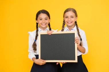 Öğrenciler topluluğu. Okul programı. Okul duyuru konsepti. Şuna bak. Okul kızlar sevimli öğrenciler kara tahta kopyalama alanı tutun. Sınıf arkadaşları girişimi takım sarı arka plan. Okul kulübüne katılın