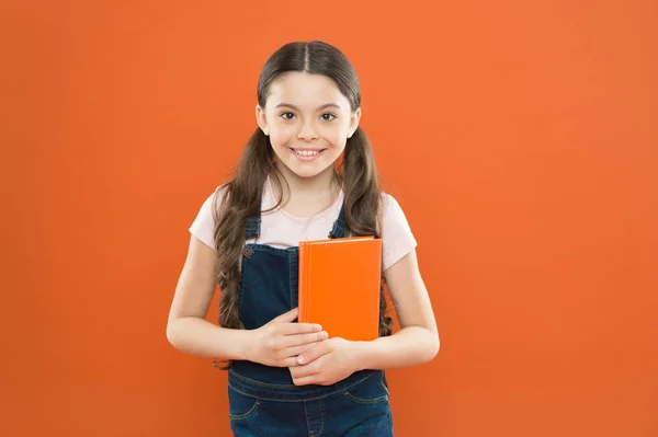 Bereit für die erste Lektion. September ist es soweit. zurück zur Schule. Kind hält Buch. Interessante Literatur. Entwicklung und Bildung. Kinderbetreuung und glückliche Kindheit. Studium in der Schule. Der erste Schultag — Stockfoto