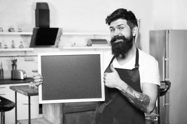 Presentera något speciellt. Skäggiga mannen i rött förkläde. Restaurang-eller kafé meny. Annons. Hipster i köket. Mogna manliga. Bearded Man Cook. Man med ombord, kopiera utrymme. Välkommen ombord — Stockfoto