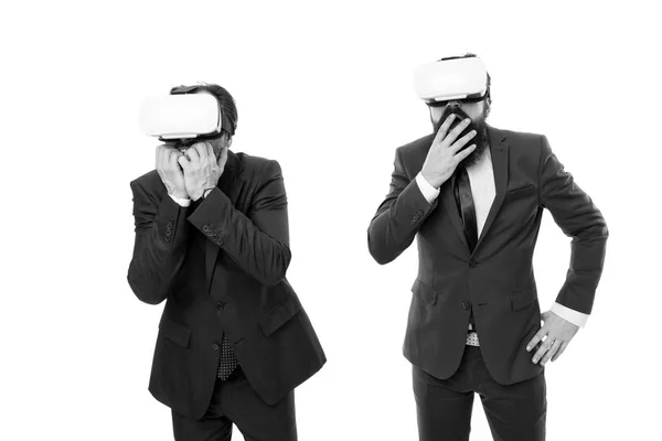 Het testen van nieuwe technologieën. moderne technologie in Agile Business. zakenlieden dragen VR-brillen. volwassen mannen met baard in pak. Digitale toekomst en innovatie. Virtual Reality. Partnership en teamwork — Stockfoto
