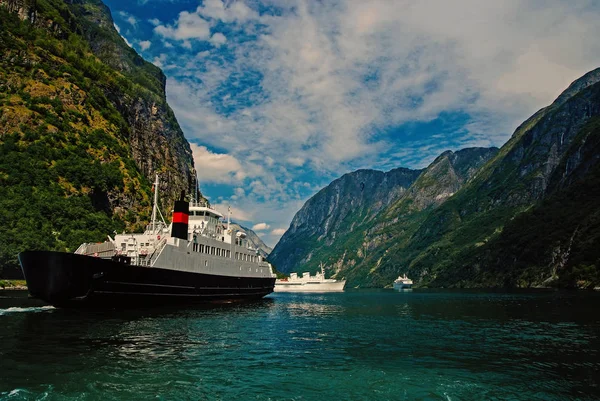 Fartyg i havet på berget kusten i Homersfag, Storbritannien. Kryssningsfartyg i havet hamn. Kryssningsdestination och resor. Sommarlov och semester. Wanderlust och upptäckt — Stockfoto