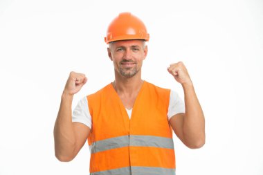 Başarılı bir mühendis. Koruyucu başlık ve üniformalı beyaz arka plan. İşçi üreticisi kendinden emin ve başarılı. Koruyucu ekipman konsepti. İnşaatçı başarının tadını çıkarır. Güçlü yakışıklı inşaatçı