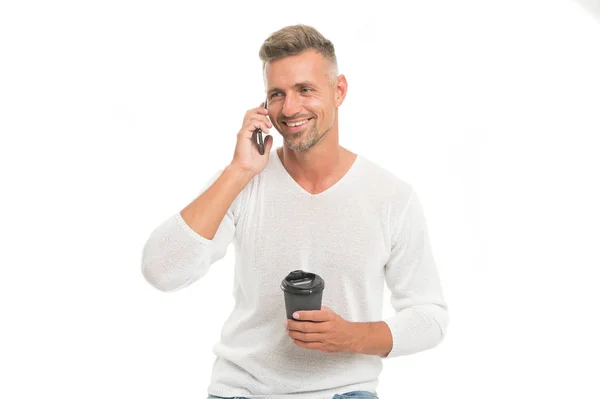 좋은 소식을 전하는 것. 모바일 통신. 계속 마셔. 커피는 없어 지고. 성숙 한 남자는 종이 코 오피 잔을 하얀 배경으로 들고 있다. 맛있는 신선 한 커피의 개념. 좋은 기분. 커피를 즐김 — 스톡 사진