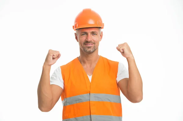 Успешный инженер. Человек защищает каску и униформу белый фон. Рабочий строитель уверенный и успешный. Концепция защитного оборудования. Строитель наслаждается успехом. Сильный красивый строитель — стоковое фото