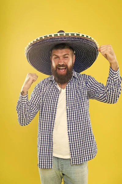 Το πάθος του είναι σε πάρτι. Μεξικού ο άνθρωπος φορώντας σομπρέρο. Hipster στο ευρύ χείλος καπέλο. Γενειοφόρος άνδρας με το μεξικάνικο καπέλο. Παραδοσιακή μόδας αξεσουάρ για μεξικάνικο φορεσιά κόμμα. Είναι ερωτευμένος με μεξικάνικο στυλ — Φωτογραφία Αρχείου