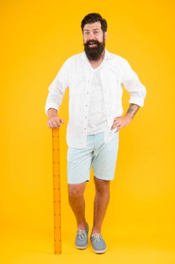 Gerçek boyut. Okul öğretmeni. Küçük, büyük, iri. Boyut gerçekten önemli mi? Bir metre. Adam sakallı hipster cetvel tutan. Uzunluğu ölçün. Boyutu uzun boylu ve uzunluğu. Büyük beden. Ölçü. Geometri teoremi