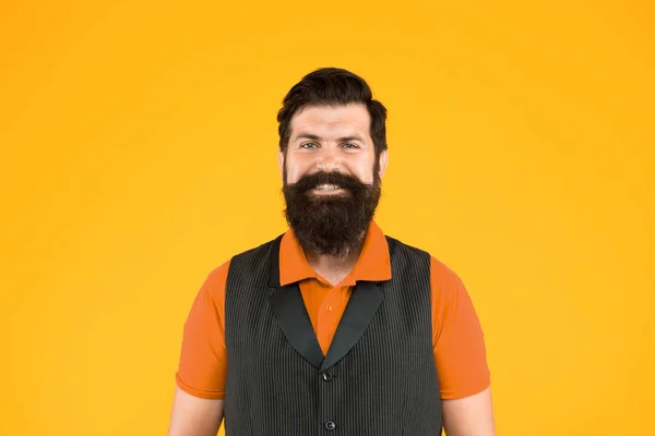 Étterem Café személyzet akart. Ember szakállas csípő bajuszos viseljen mellény és ing egységes sárga háttér. Shop személyzeti koncepció. Ügynök pénztáros karrierjét. Az üzletbolt dolgozónak bérbeadása. Vendéglátó személyzet — Stock Fotó