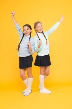 Dostane bir ilişki. Arkadaşlık hedefleri. Sevimli okul kız sınıf arkadaşları. Sevgili dostum. İlk okul günü. Kardeşlik ve dostluk. Neşeli ruh hali kavramı. Okul arkadaşlığı. Destek ve dostluk