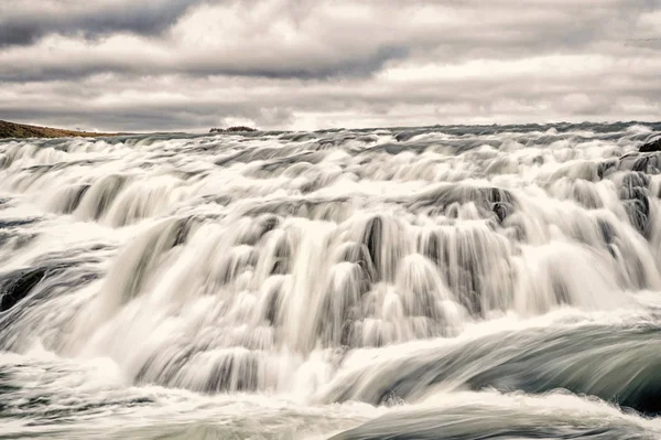 Vodopád gullfoss na Islandu Reykjavík. Gullfoss je větší známou památku vodopád na Islandu. peřeje řeky Reykjavík na Islandu. vodní tok proudu. Divoká příroda. Island zlatý kruh. — Stock fotografie