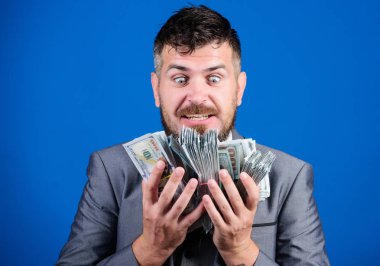 Düşünebiliyor musun? Piyango kazanmak. büyük bir anlaşma sonra işadamı. Finans ve ticaret. Mutlu sakallı adamın çok parası var. Milyarlararası dolar banknotları. İş ve spor başarısı