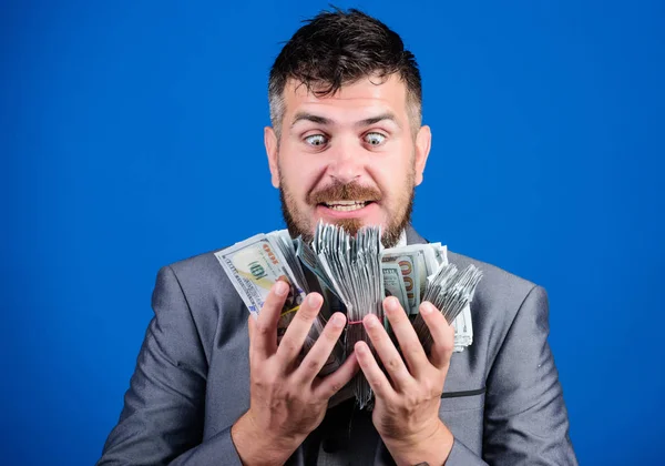 ¿Te lo imaginas? ganar una lotería. hombre de negocios después de mucho. Finanzas y comercio. El hombre barbudo feliz tiene mucho dinero. Billar con billetes de dólar. Éxito empresarial y deportivo — Foto de Stock