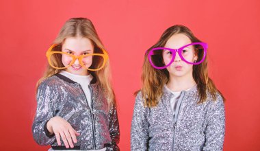 Doğum günü partisi. Mutlu çocukluk. Samimi neşeli çocuklar mutluluk ve aşkı paylaşır. Neşeli ve neşeli. Kız Kardeşliği konsepti. Dost ilişkileri kardeşleri. Kızlar komik büyük gözlük neşeli gülümseme