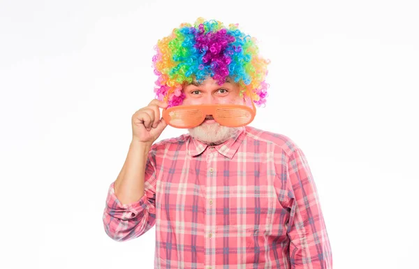 Cirkusföreställning. Äldre clown. Man Senior skäggiga glada person bära färgglada regnbåge peruk. Morfar alltid kul. Ha kul. Rolig livsstil. Nöje och underhållning. Comic Happy farfar Concept — Stockfoto