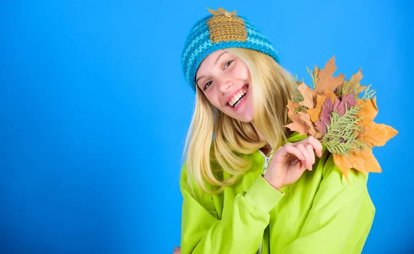 Come aggiornare la tua routine di cura della pelle per l'autunno. Godetevi la stagione autunnale. Mi sento felice quest'autunno. Donna viso carino indossare maglia cappello tenere foglie cadute. Consigli per la cura della pelle autunnale. Cura della pelle e consigli di bellezza — Foto Stock