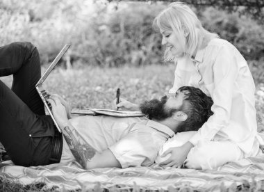 Erkek ve kız iş laptop. Eşiniz ile iş kurmak. İş sorumluluğunu paylaşın. İş ortağı konsepti. Aşk veya aile iş online iş çift. Serbest ve aile ömrünü dengelemek