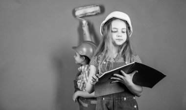 Yenileme işlemini denetleyen. Kız mutlu yenilenen ev. Ev geliştirme etkinliği. Yenileme planlaması kızlar çocuklar. Duvarlar yeniden boyamak. Yeni dairende taşıyın. Çocuk kardeş yenileme kendi odasında çalıştırın.