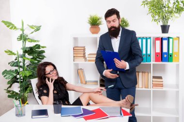 Mobil bağımlısı. Önemli bir konuşma. İletişim sorunu. Telefonla dikkatini çekmek için yarışıyor. İş arkadaşı konuşmaya çalışırken kadın patronun telefon görüşmesi yapması. Meşgul kadın. Telefon görüşmeleri